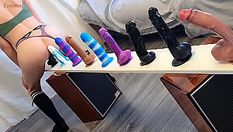 Mencoba dildo yang berbeda untuk pengalaman baru dengan seorang MILF dan pantat besar