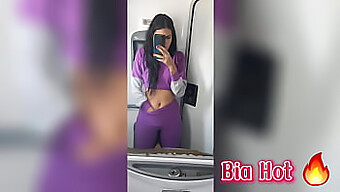 Bia Hot villiintyy bussin vessassa ja nauttii itsestään