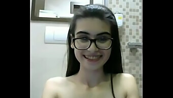 Giovane amatoriale italiana si masturba in webcam