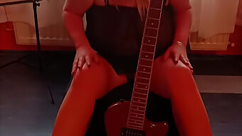 Amateur Blondine Speelt Gitaar Terwijl Ze Haar Grote Tieten Blootlegt In Lingerie