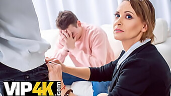 معلمة ناضجة تعرض كسها المشعر لسداد دينها في Tutor4k