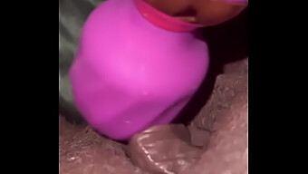 Milaj Mengeksplorasi Sensasi Vibrator Baru Dengan Closeup Intim