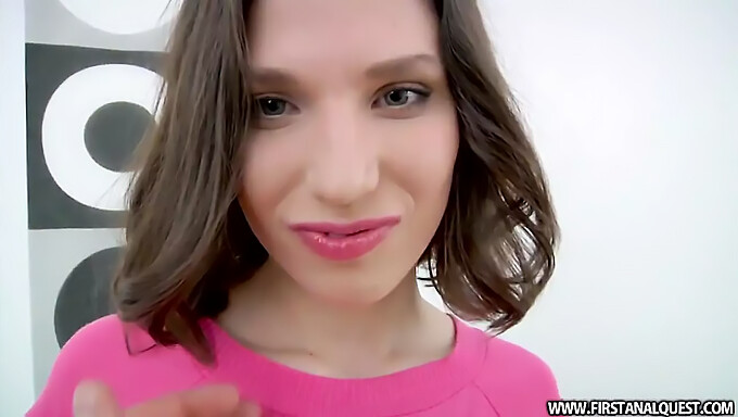 Russische Vixen in rosa Lippenstift nimmt einen massiven Schwanz in einer Anal-Session auf