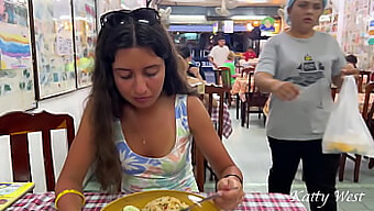 Katty Desfruta De Uma Refeição Em Um Restaurante Asiático Enquanto Revela Seu Sorriso Safado Sem Cueca E Se Expõe Ao Público