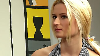 Uskyldig Udseende Teen Blondine Engagerer Sig I Seksuel Aktivitet