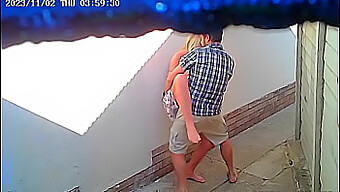 Um Casal Amador É Pego Na Câmera Enquanto Fazem Sexo Do Lado De Fora De Um Restaurante Público.