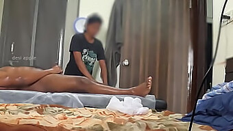 Massagista fica surpresa com um pequeno pênis negro no spa.