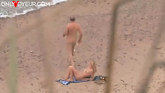 Femme Mature Et Jeune Homme Ont Des Relations Sexuelles En Public Sur La Plage