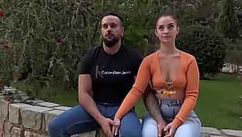 Un Cuplu Nou Format, Candy Fly Și Iubitul Ei, Fac Prima Lor Incursiune În Lumea Divertismentului Pentru Adulți În Timp Ce Își Filmează Și Exploatările În Aer Liber