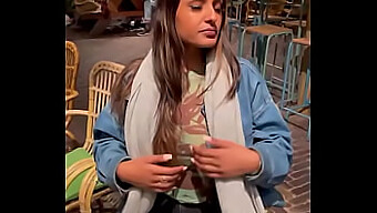 L'Esposizione Pubblica E La Rivelazione Del Seno Della Ragazza Indiana Kaira In Una Compilation