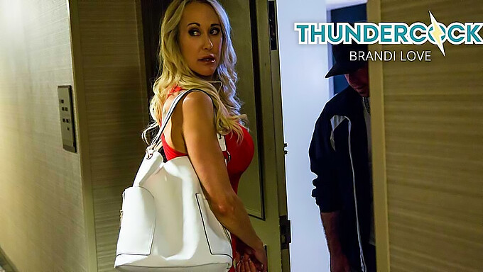 La séduisante beauté mature Brandi Love satisfait un membre massif avec des compétences orales expertes