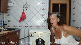 Genießen Sie Eine Tasse Kaffee Mit Der Atemberaubenden Lukerya In Diesem Reifen Webcam-Video