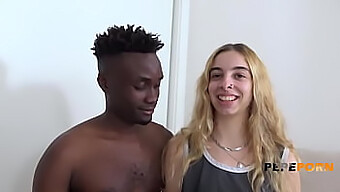 A Jovem Adolescente Espanhola Irina Love Desfruta De Seu Primeiro Encontro Com Um Grande Pau Negro