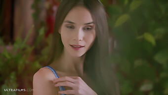 A Modelo Deslumbrante Leona Mia Se Apresenta Em Um Vídeo Quente E Quente Da Ultra Films.