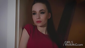 Alessa Savage Se Angajează Într-Un Trio Cu O Ejaculare Facială Hardcore Și Extremă