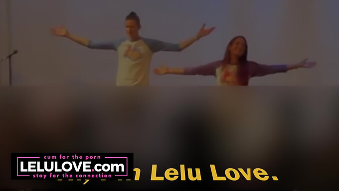 Lelu Love e seu parceiro revelam a emoção de sua primeira performance adulta ao vivo neste vídeo quente.