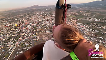 Amour Intense À L'Aube (Elle Prend Chaque Goutte) Au Milieu De Pyramides Dans Une Montgolfière