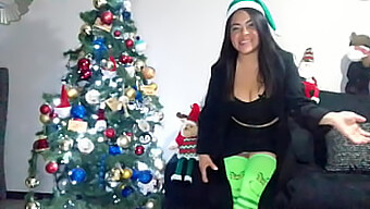 Il Grinch Arriva In Modo Sexy A Casa Di Elizabeth Lara.